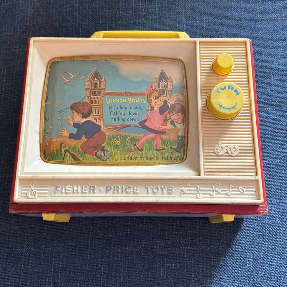 Fisher Price Giant Screen Music Box TV